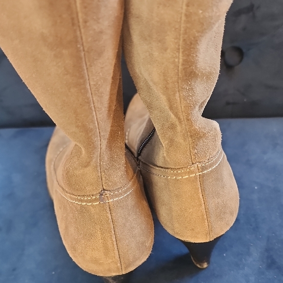 La CANADIENNE Tan Beige Natural Gray Brown Suede Heeled Boots - Picture 7 of 13